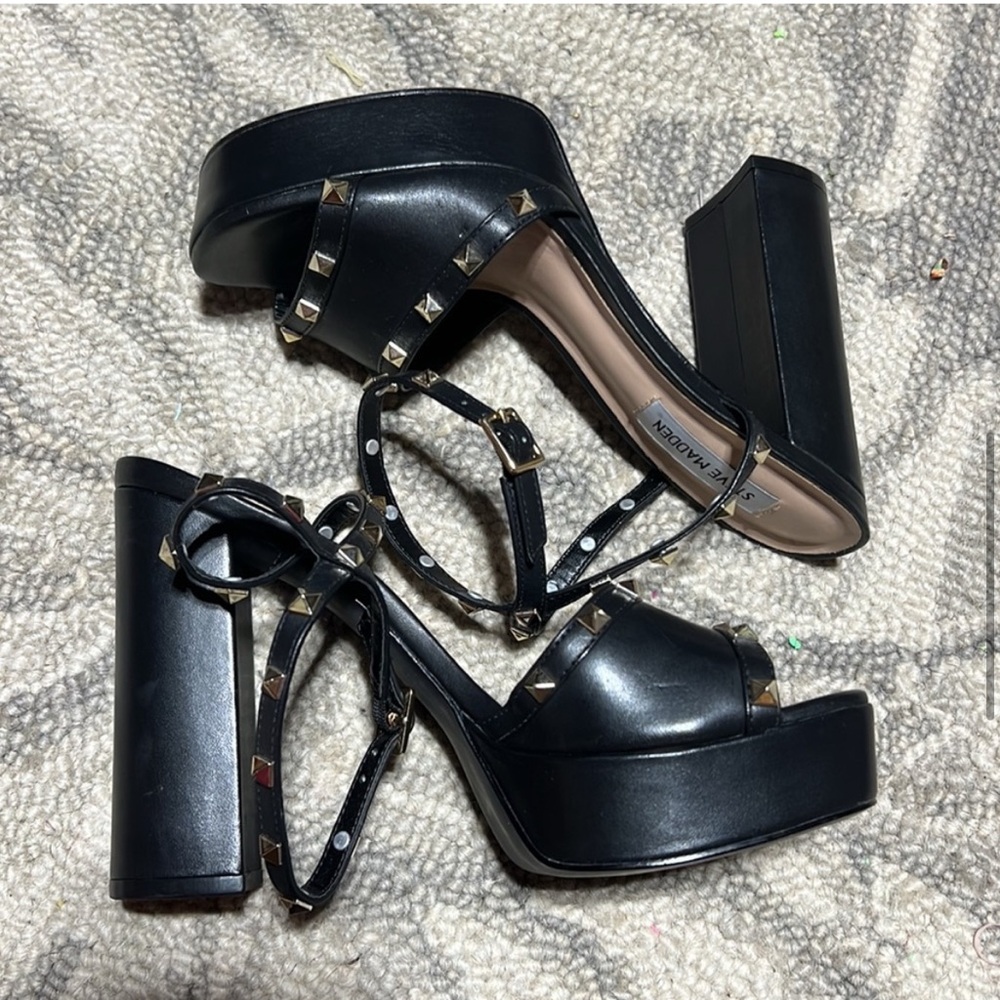 Steve Madden NWOT studded platform sandals